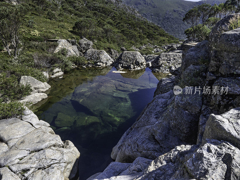 山间无边泳池