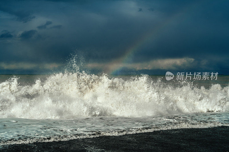 暴风雨的海面上的彩虹和戏剧性的天空