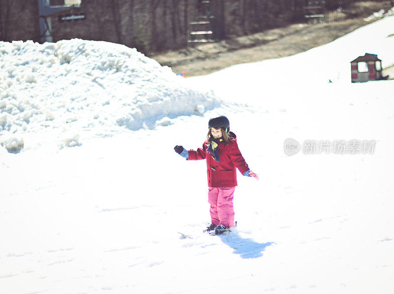 小女孩在滑雪斜坡上学习如何滑雪