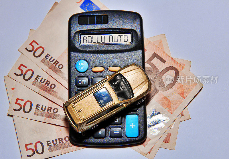 汽车玩具上有一个计算器，上面有欧元纸币上的文字博罗汽车概念的意大利税。
