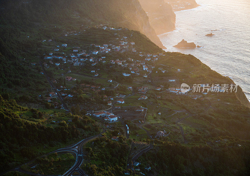 高角度欣赏葡萄牙传统村落的景色，村落建在海岸边的绿色山谷中