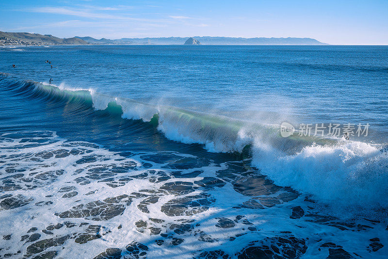 在冲浪者冲浪的大好时光里，巨浪从加利福尼亚的太平洋海岸冲了出来。卡尤科斯，加州中部海岸