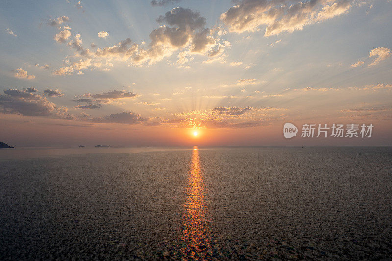 鸟瞰美丽的沙滩和透明的大海在Cirali，奥林匹斯安塔利亚市