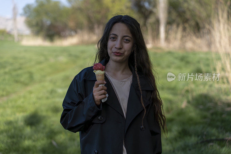 一个女孩在吃冰淇淋。