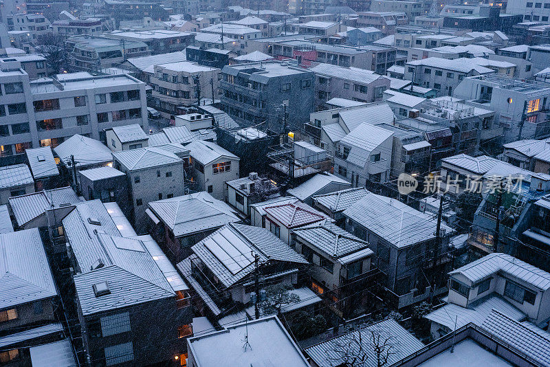 东京积雪堆积。