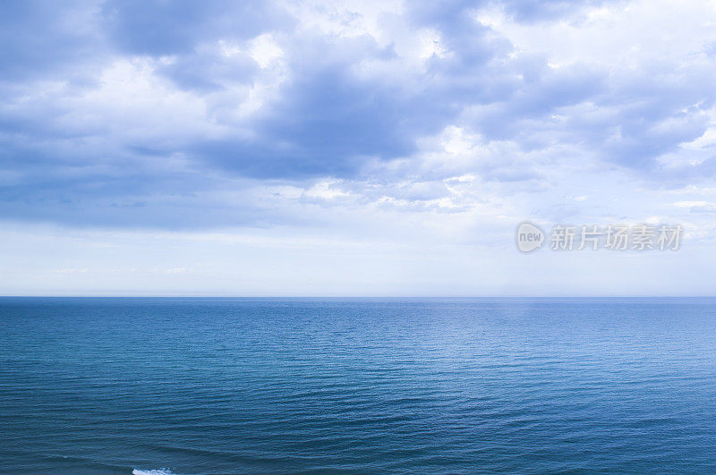 蓝色调的平静无风的海洋。