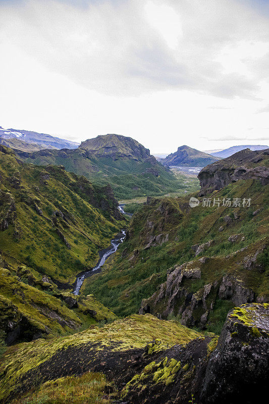 一条山涧流经Eyjafjallajökull火山上升处的山谷