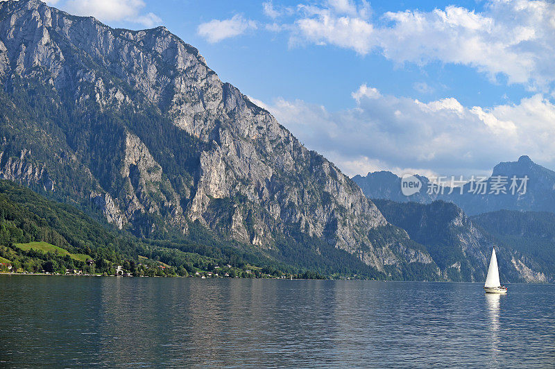 特劳恩湖在上奥地利州的夏季景观