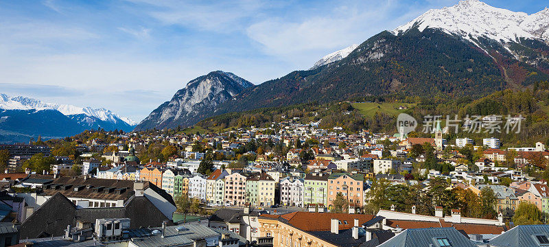 全景视图因斯布鲁克作为城市中心镇与美丽的房子，河客栈和蒂罗尔阿尔卑斯山，奥地利