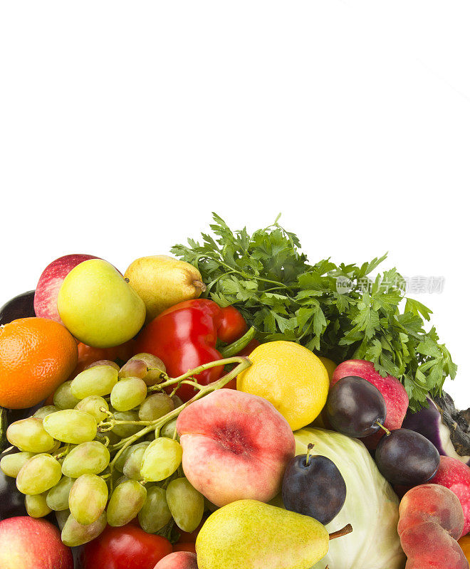 集蔬菜和水果于一身，孤立于白色。有文字的空闲空间。垂直的照片。