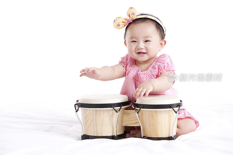 可爱女婴和小手鼓
