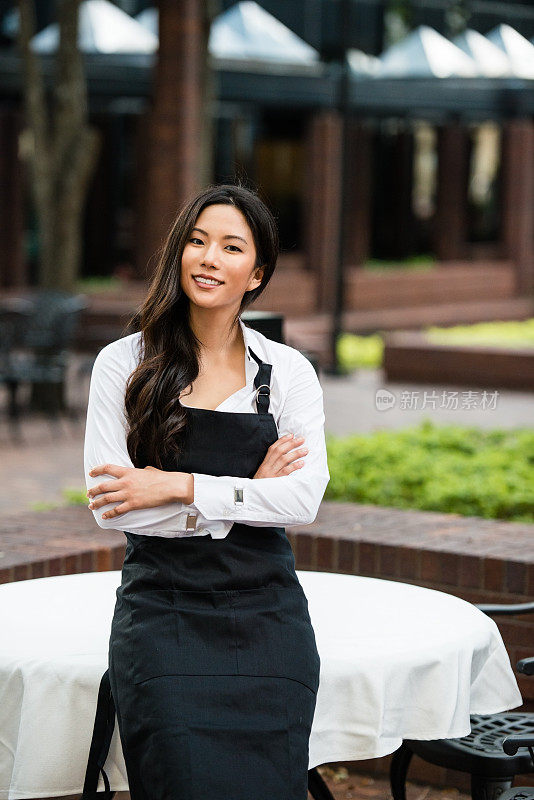 户外餐厅亚洲女招待