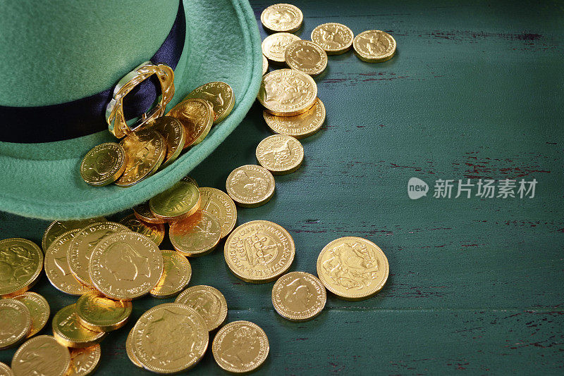 圣帕特里克节快乐的小精灵帽子与黄金巧克力硬币