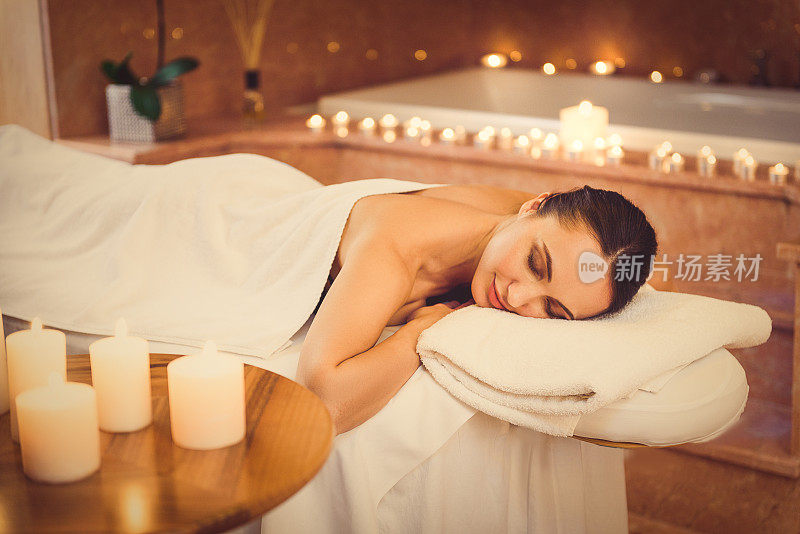 平静的年轻女子躺在美容院