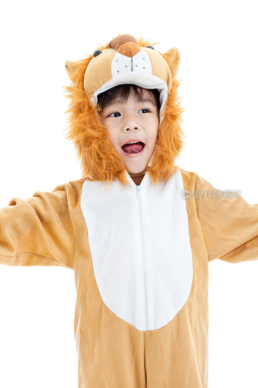 可爱的亚洲小男孩装扮成狮子，向前看