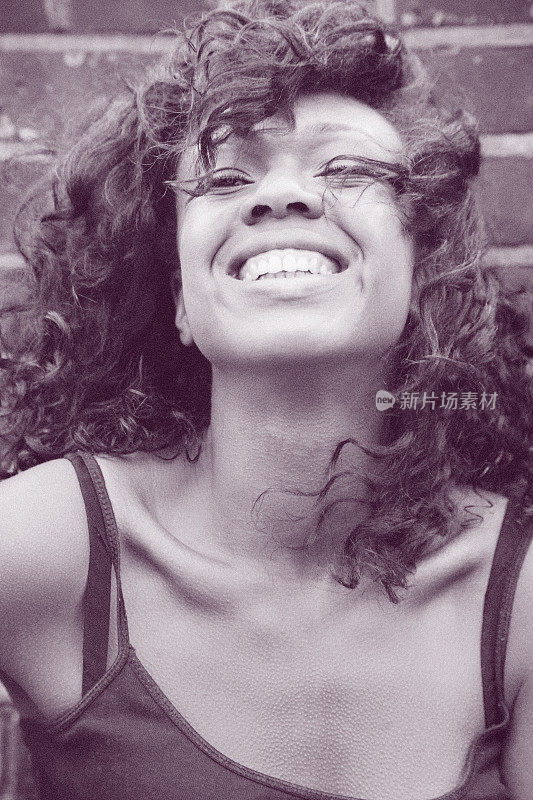 笑着的年轻非裔美国妇女