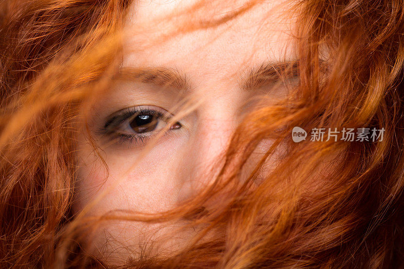 红头发女人的眼睛