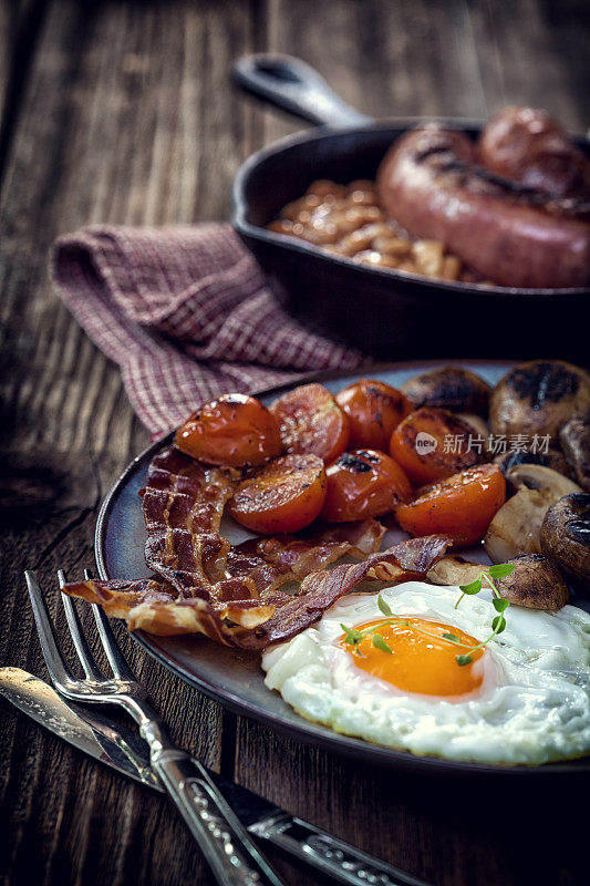 英式早餐，有鸡蛋，西红柿，蘑菇，培根，豆类
