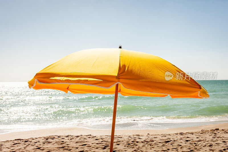 黄色的沙滩伞