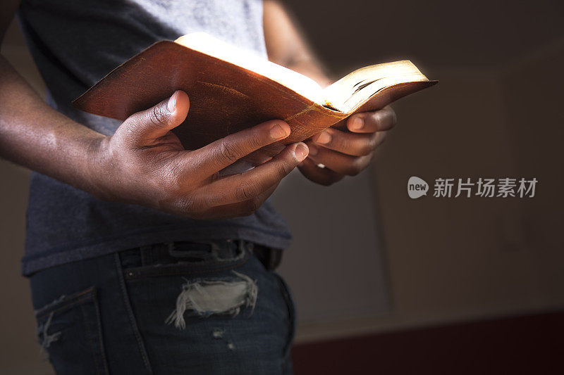 灵性:非洲人后裔持有打开的圣经。