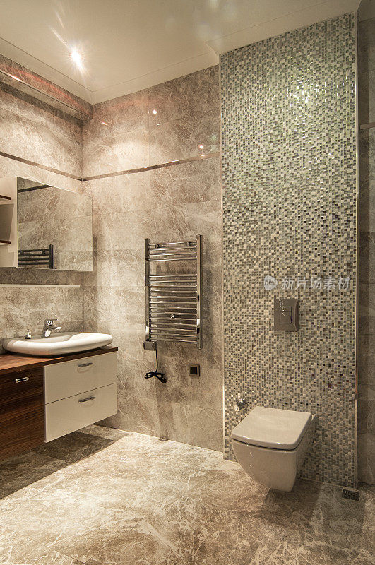 现代豪华瓷砖浴室与壁挂式卫生间