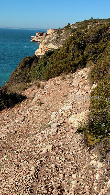 葡萄牙阿尔加维海岸卡沃埃罗悬崖顶上的岩石徒步小道