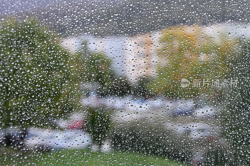 雨点落在窗口镇景上