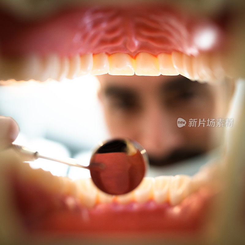 牙科医生检查牙齿