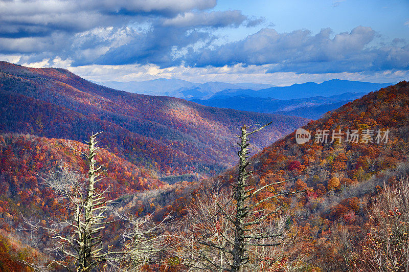 烟雾山秋天戏剧性的风景