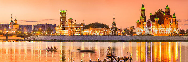 俄罗斯小镇的全景夜景