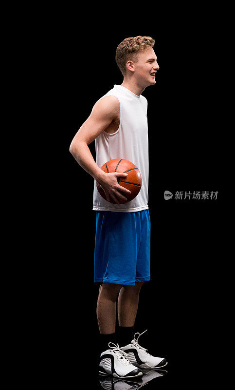 微笑运动男子抱着篮球