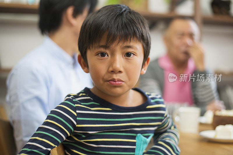 几代同堂的一家人在一个生日聚会上