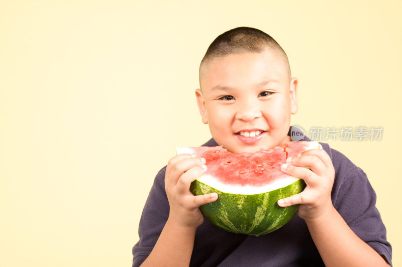 男孩在吃西瓜