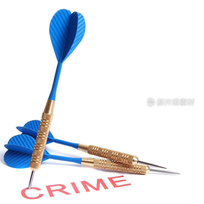 三支蓝色的飞镖，一支刺穿了“犯罪”这个词