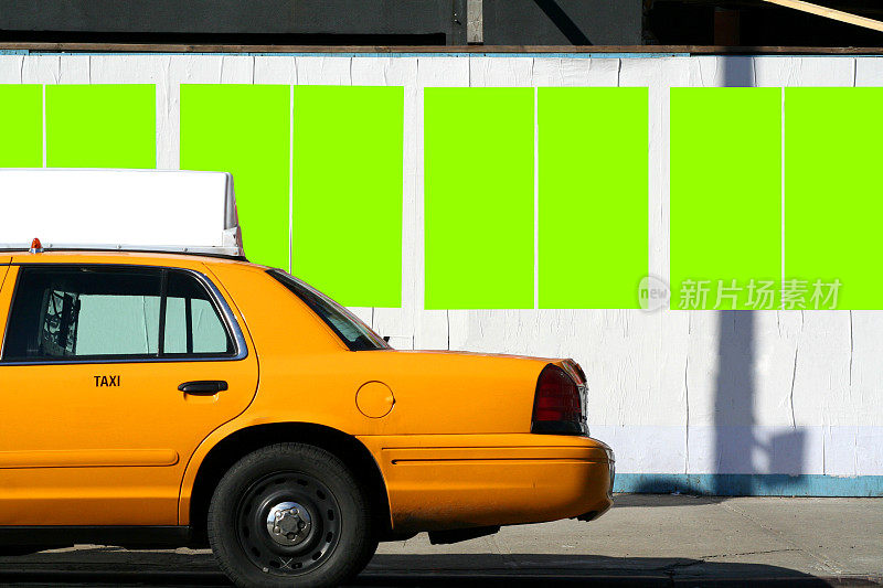 纽约广告牌覆盖的人行道