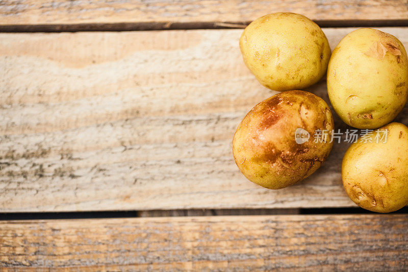 马铃薯在木材背景从上面-特写
