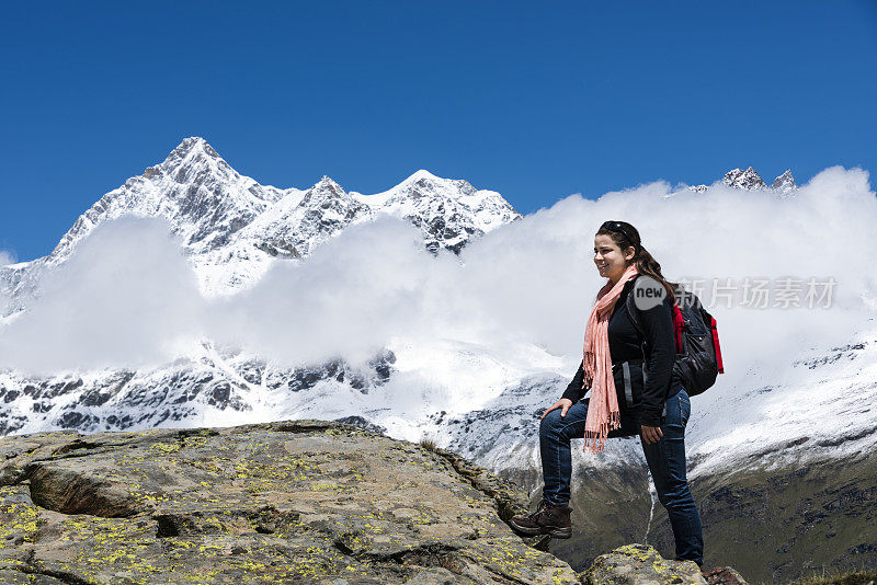 以山脉为背景的年轻女子徒步旅行-XXXL