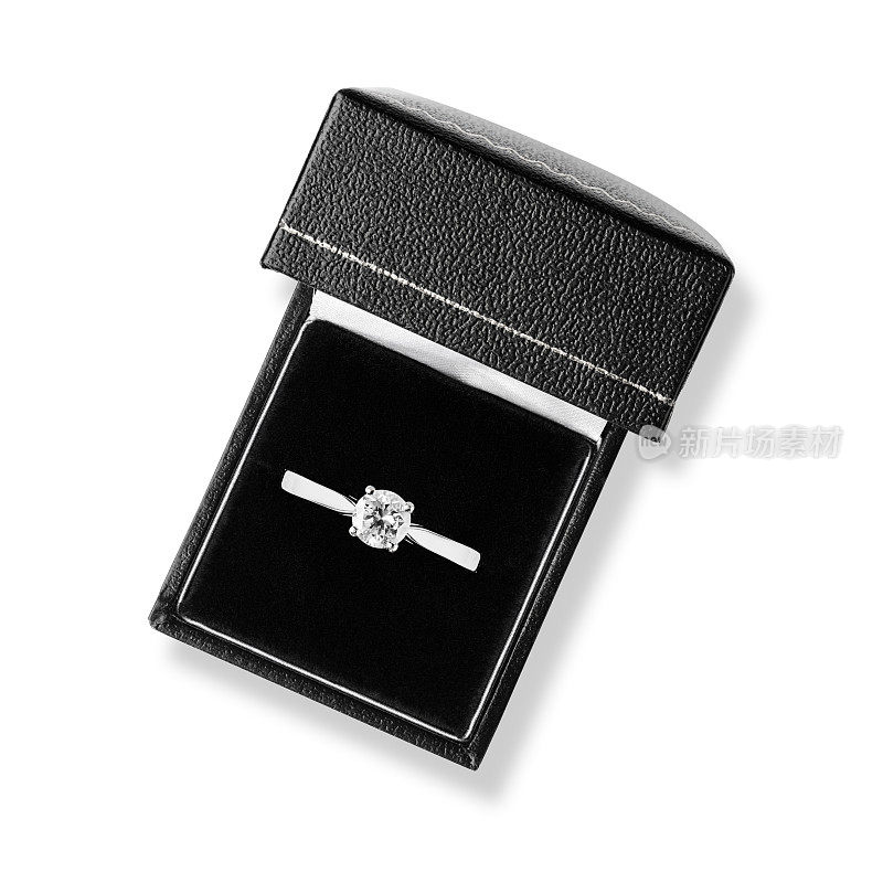 单钻石单人订婚戒指在黑色皮革盒