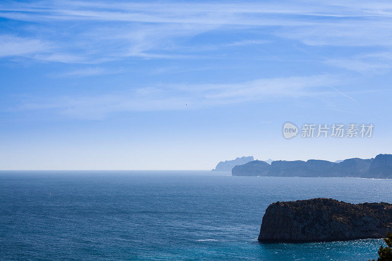 崎岖的悬崖和海岸线的爪哇科斯塔布兰卡西班牙