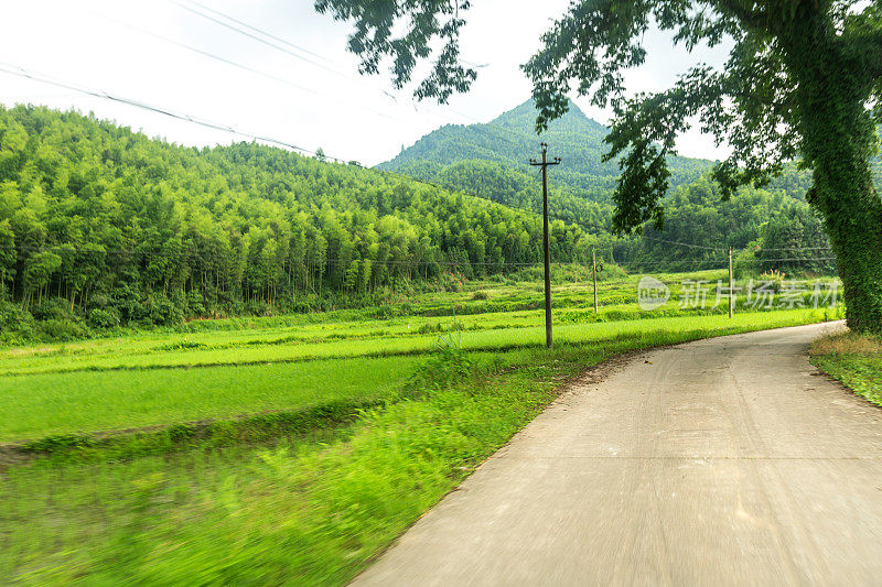 阳光灿烂的日子里的混凝土乡村公路