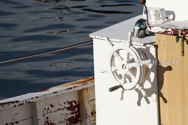 复古风格的旧渔船舵轮。