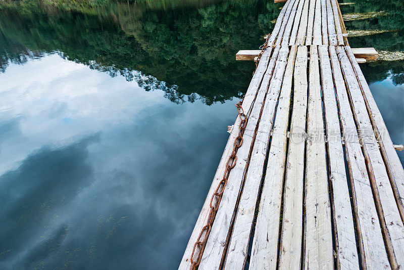 湖面上有一座古老的木桥