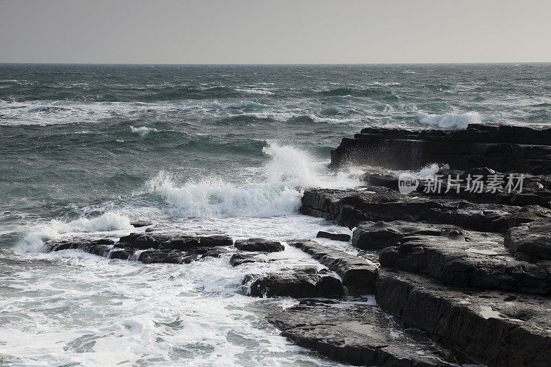 在多岩石的海岸上掀起波浪