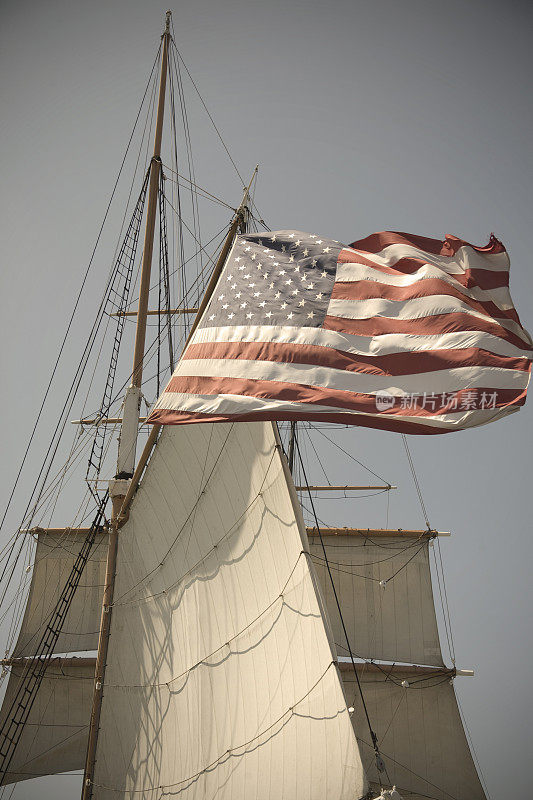 桅杆和旗帜