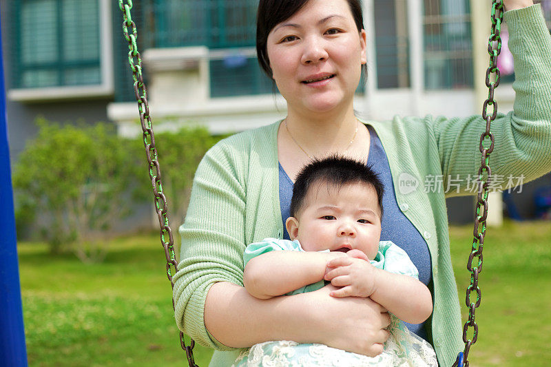 母亲和婴儿在户外