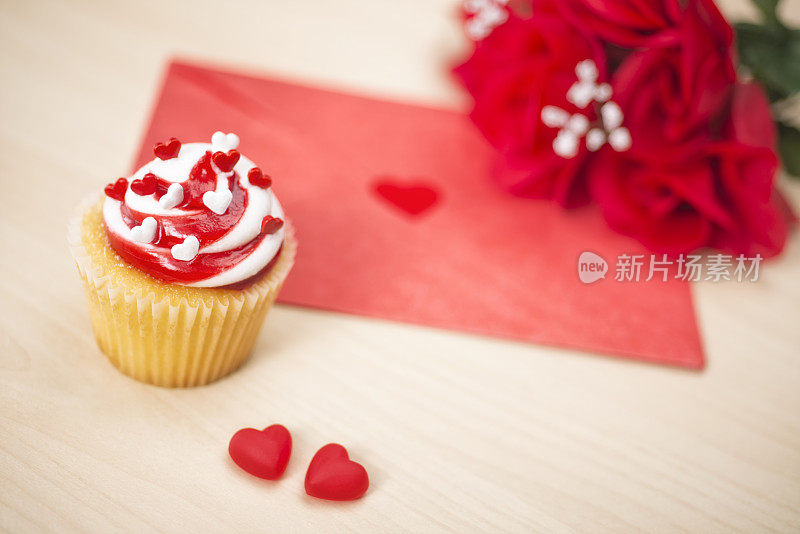 情人节草莓酥饼纸杯蛋糕，卡片和红玫瑰