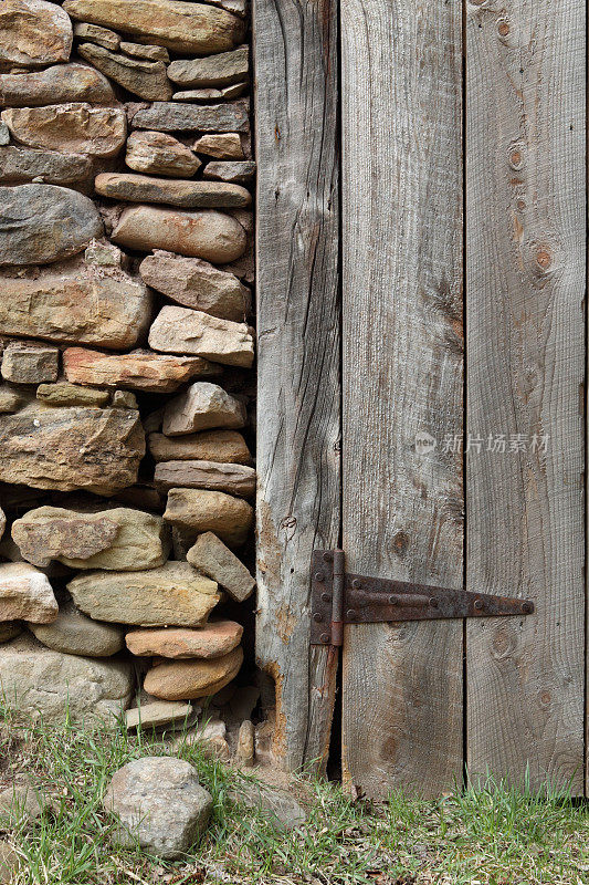 古老的石墙和粗糙的木门