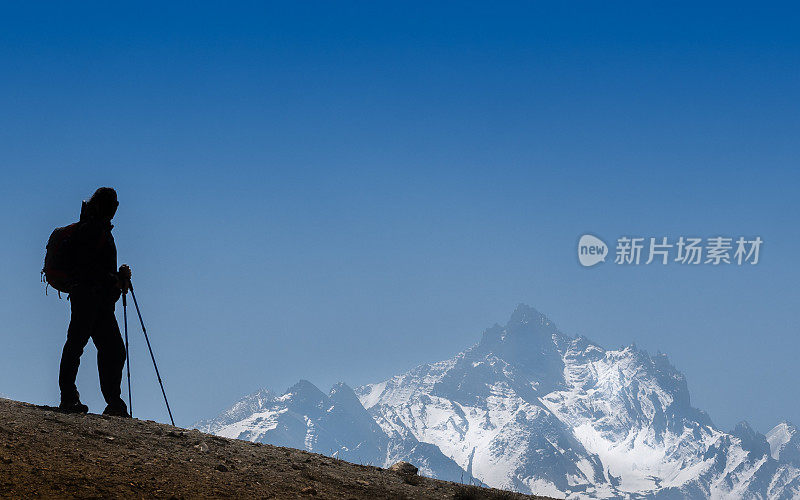 剪影的人与徒步装备与喜马拉雅山峰的背景