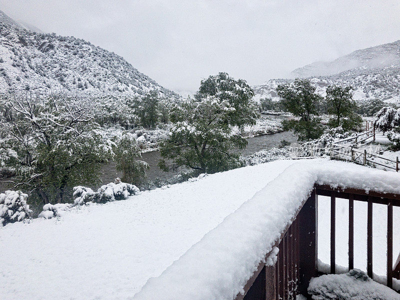 科罗拉多鹰河春天的新雪