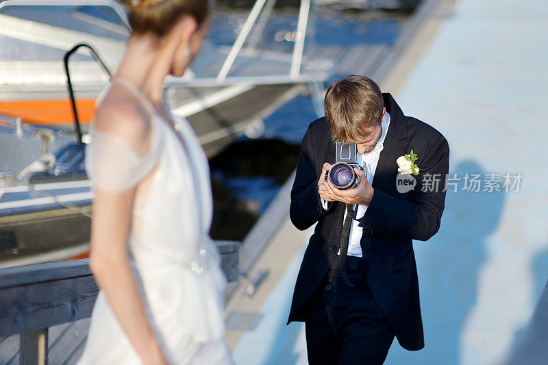 新郎用一台旧相机拍他的新娘